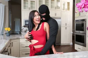 Em gái mông bự ngửa lồn cho anh họ húp cạn nước lồn