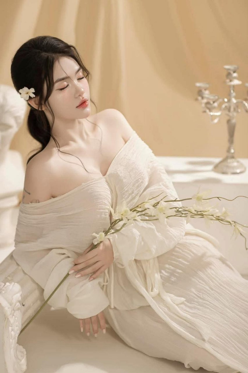 Chồng đi công tác, vợ ở nhà địt nhau với bố chồng