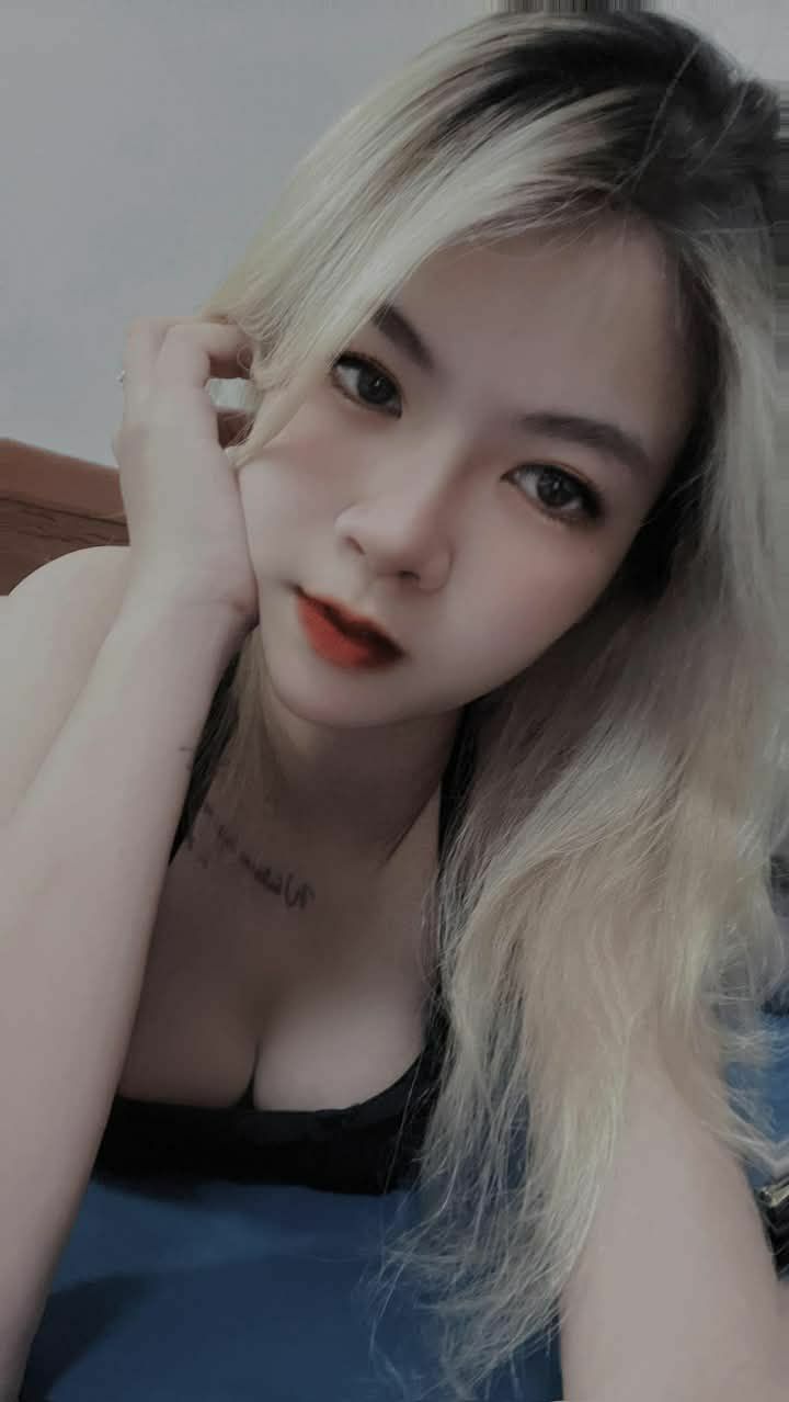 Một cô gái xinh đẹp với ngoại hình như nữ thần nhét một quả dưa chuột vào lỗ hồng của mình, nhấc một chân lên trong đôi tất lưới trắng, lấy ra một quả dưa chuột và nhét vào, thở hổn hển và rên rỉ